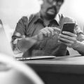 Digitale Medienabos vs. klassische Medien: Wie Sie bei Zeitschriften, Streaming & Co. sparen