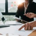 Vergleich: Schuldenregulierung durch außergerichtliche Einigung vs. Insolvenzverfahren