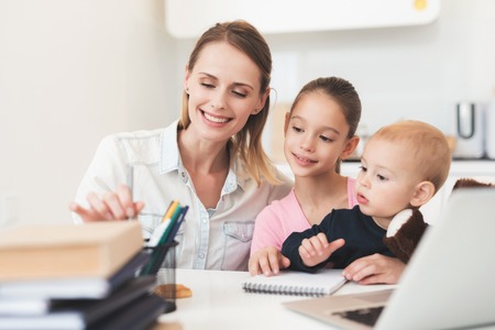 Familienfinanzen unter Kontrolle: Gemeinsamer Schuldenabbau als Team