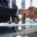 Möglichkeiten und Risiken bei ersten eigenen Investitionen für junge Menschen